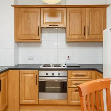 Central Spacious W/ Balcony & View *